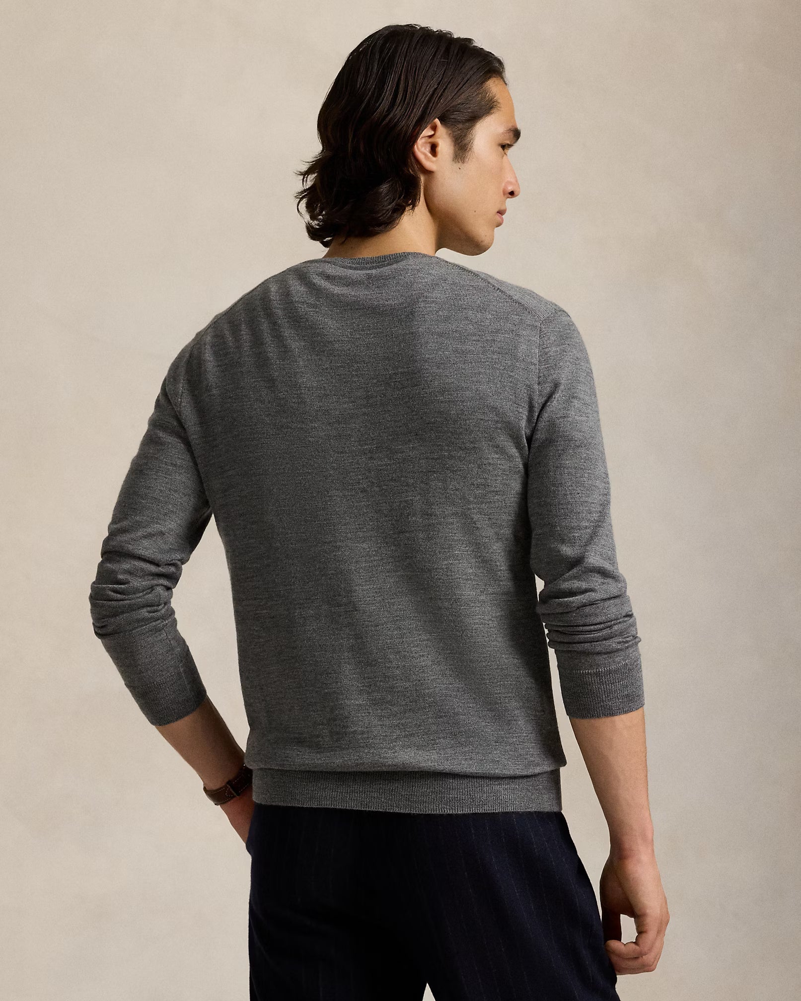 Waschbarer Wollpullover, enganliegende Passform und V-Ausschnitt