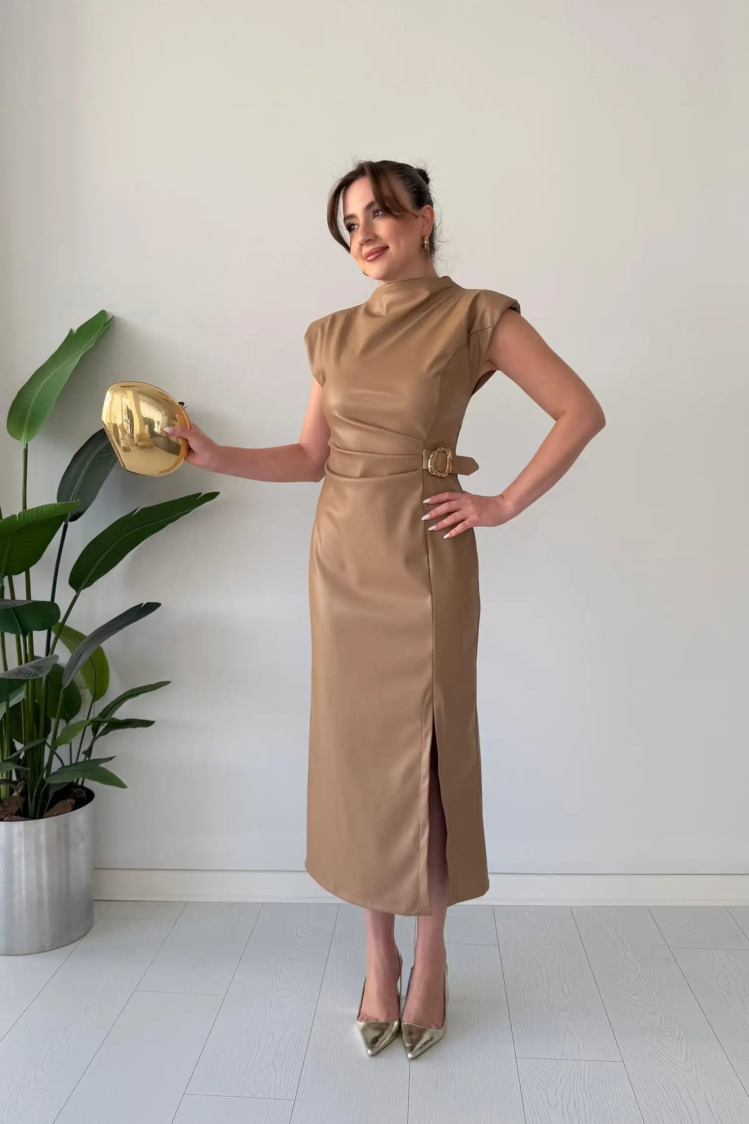 Miłosława™ | Midi-Kleid aus Ökoleder mit goldener Schnalle