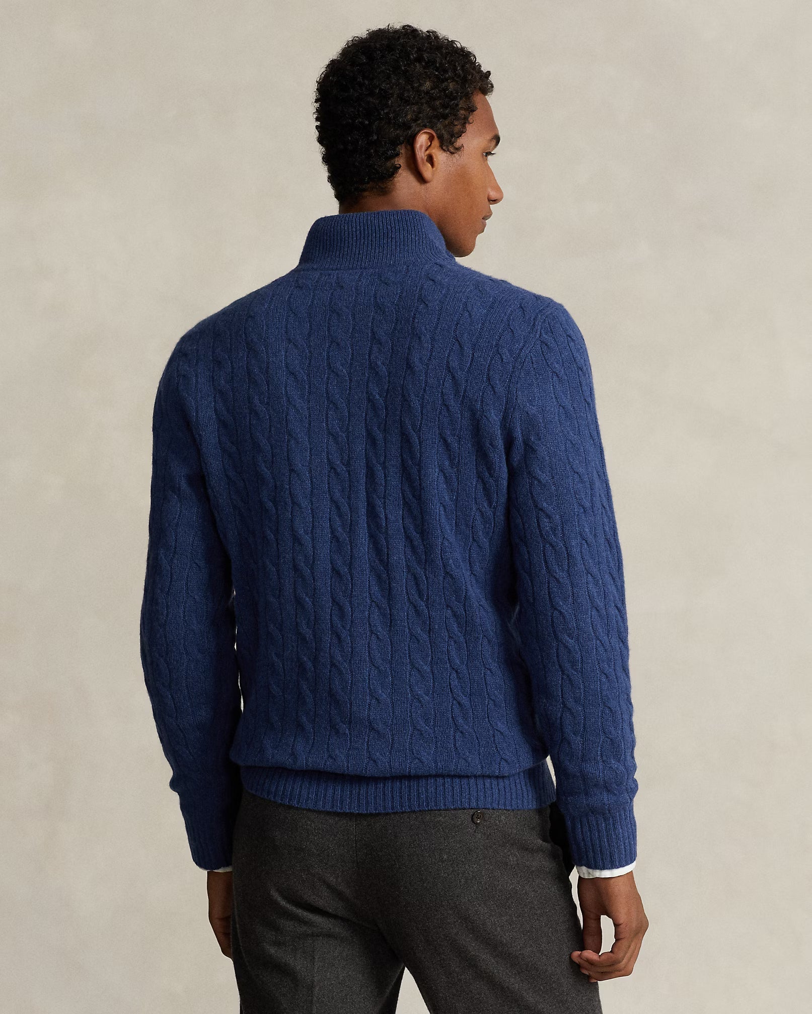 Woll- und Kaschmirpullover mit Zopfmuster