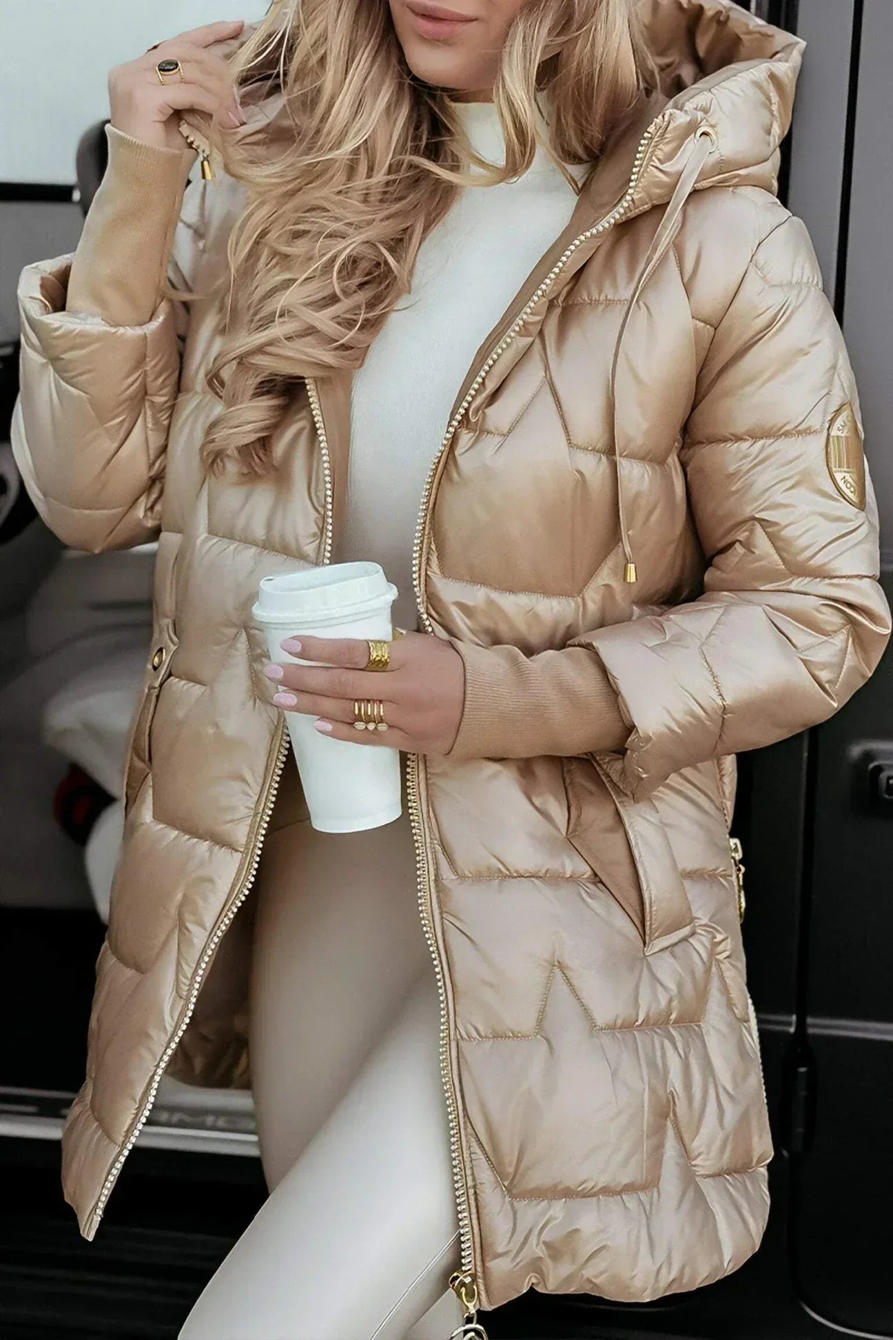Ksena™ | Goldene Steppjacke für den Winter mit Kapuze